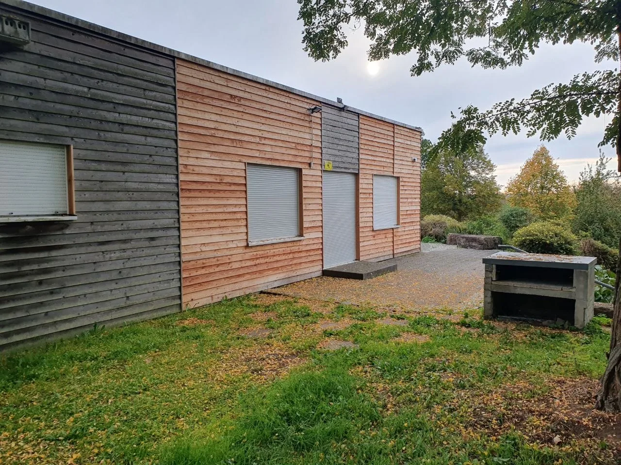 Nebengebaeude des Vereinshauses mit Grillplatz